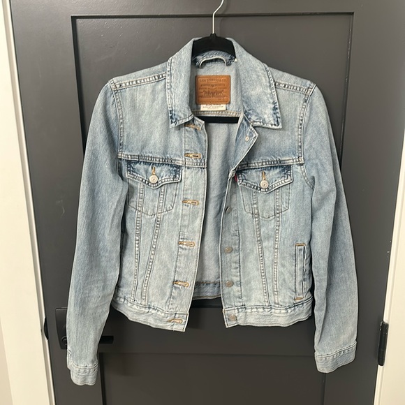 Light wash Levi's Jean Jacket - Picture 1 of 3